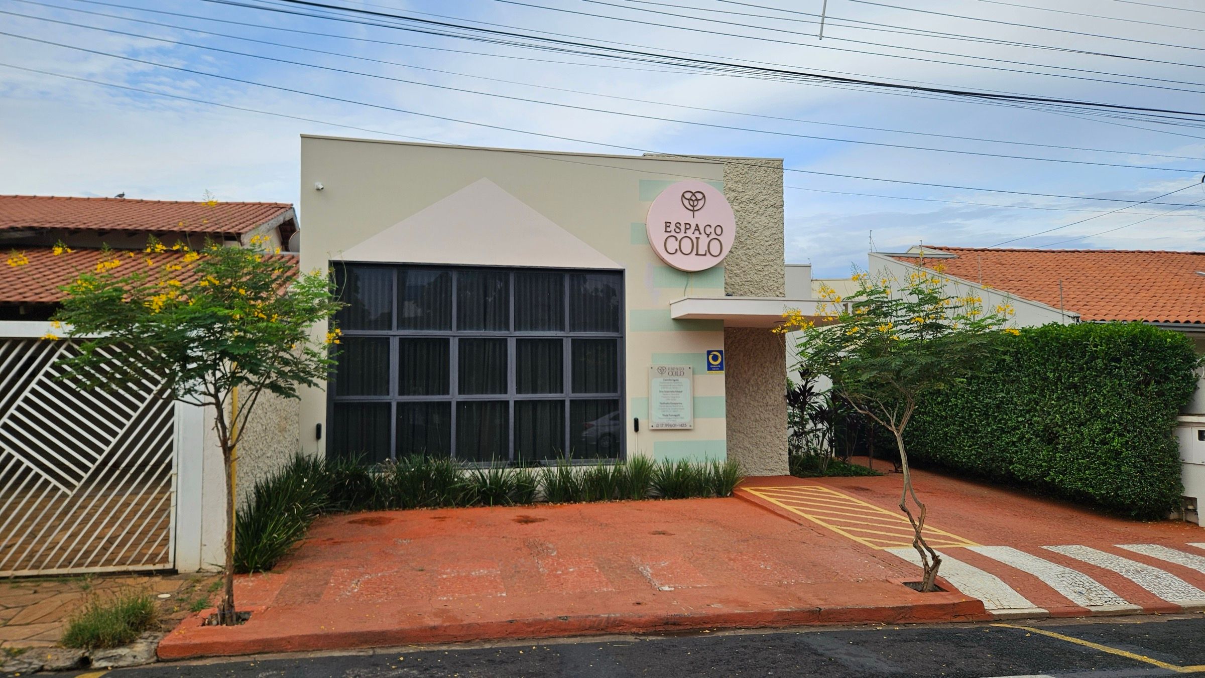 Prédio do Espaço Colo visto do outro lado da Rua Bonfá Natale